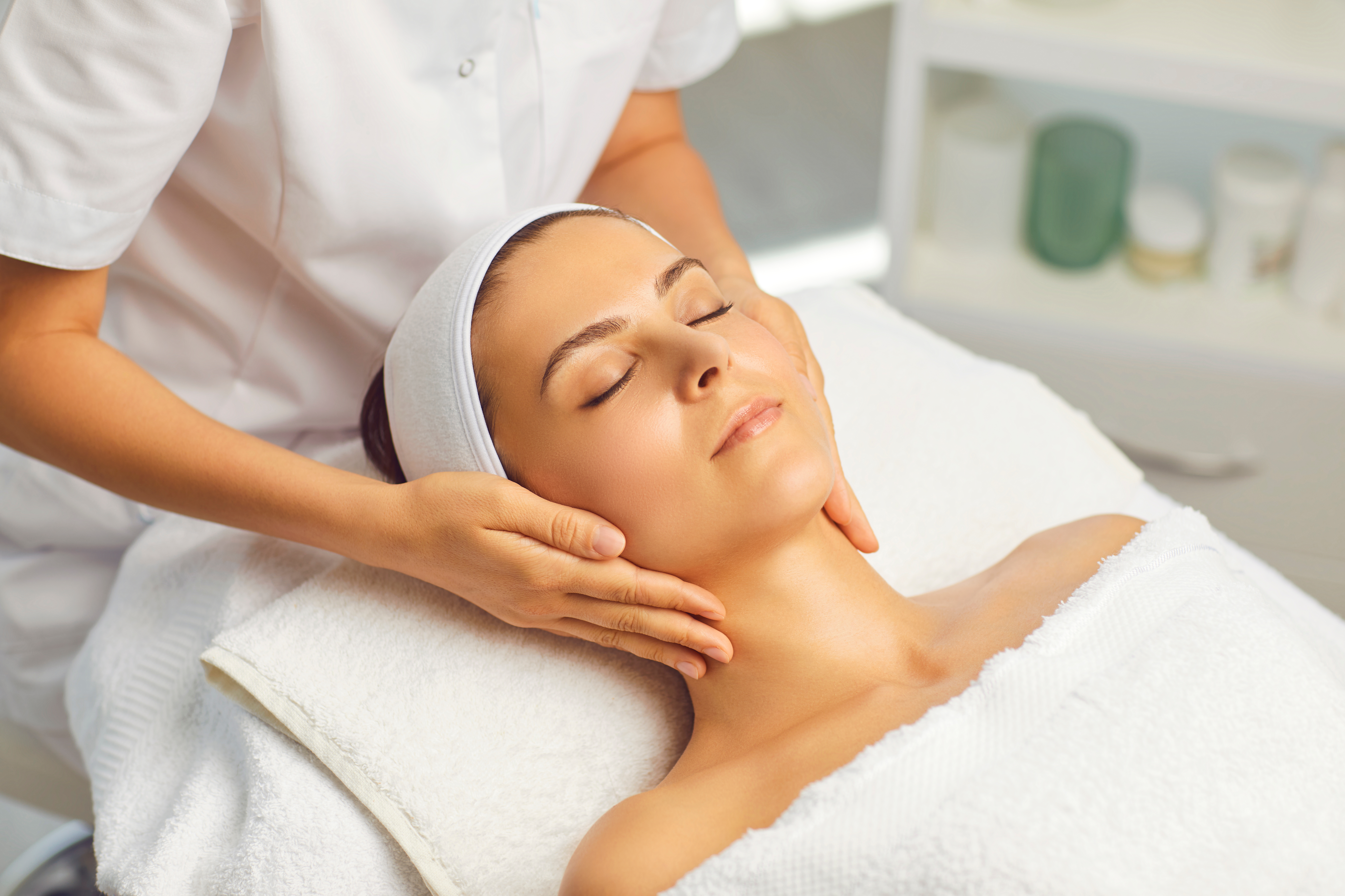 Kvinna får huvudmassage - Boka tid för huvudmassage i Eskilstuna hos Magnolia Massage