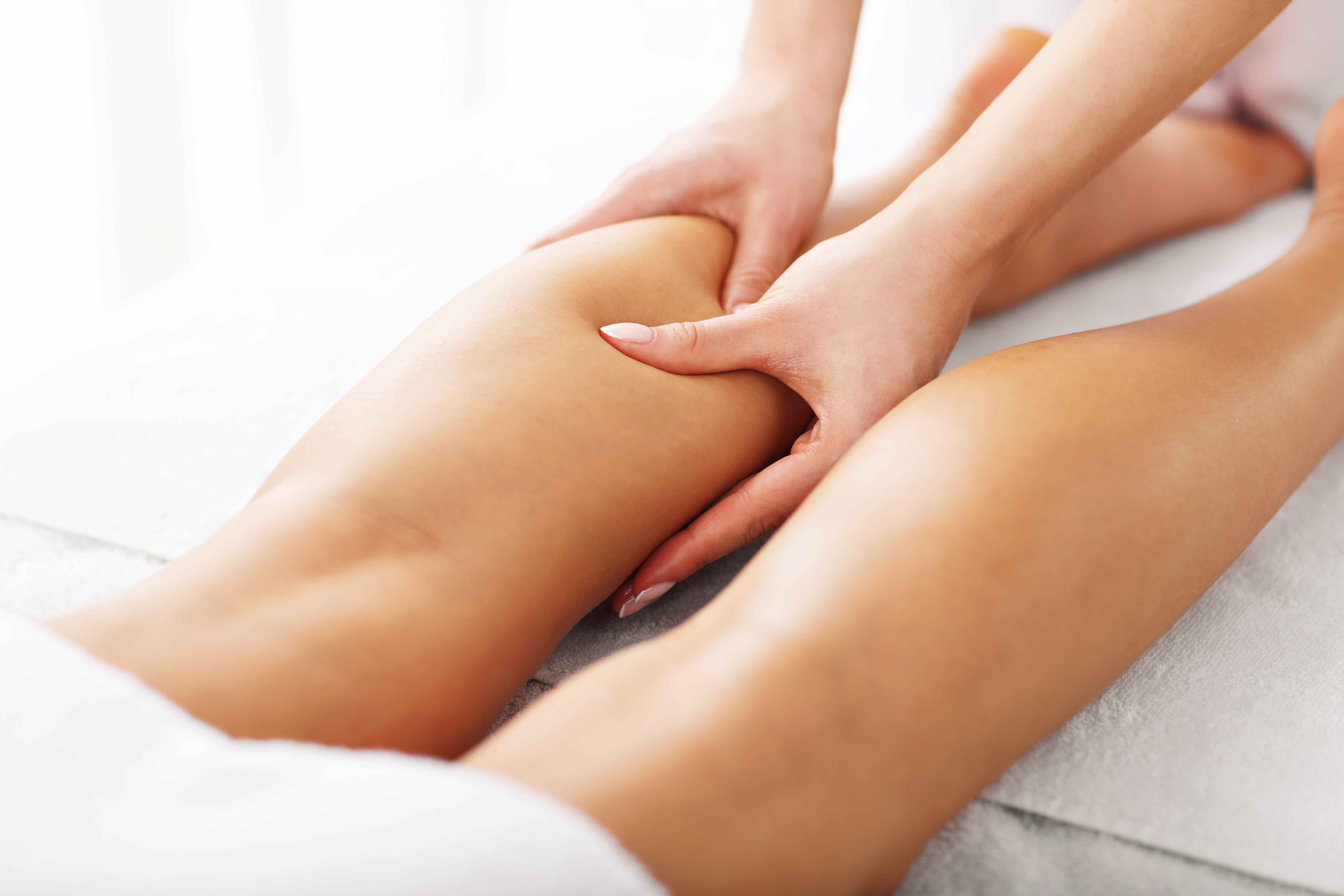 Kvinna får vadmassage – Boka helkroppsmassage hos Magnolia Massage i Eskilstuna